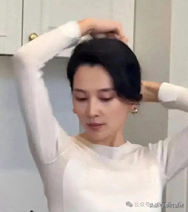 53岁汪峰真有口福，小20岁女友森林北亲自下厨，颜值爆表！