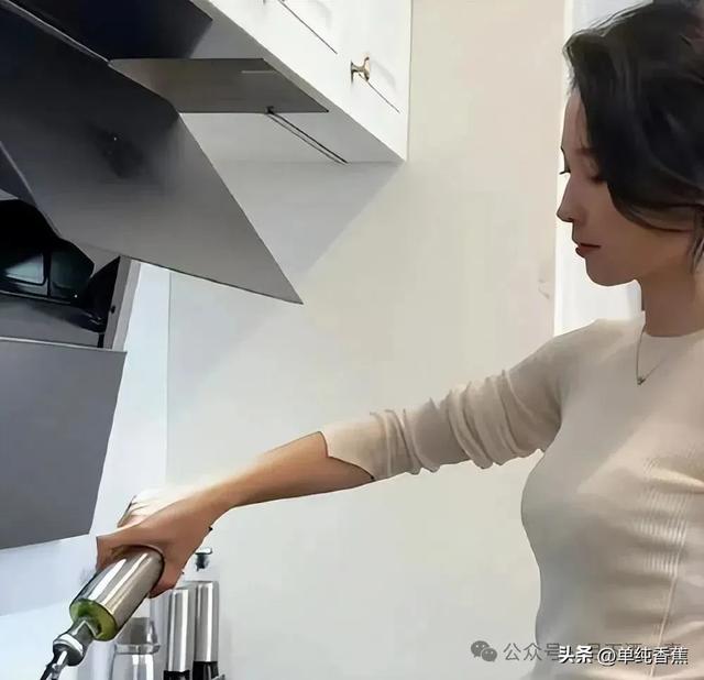 53岁汪峰真有口福，小20岁女友森林北亲自下厨，颜值爆表！