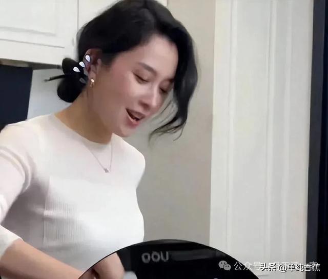 53岁汪峰真有口福，小20岁女友森林北亲自下厨，颜值爆表！