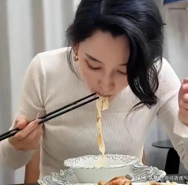 53岁汪峰真有口福，小20岁女友森林北亲自下厨，颜值爆表！