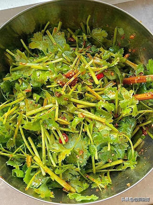 “补品一堆，不如香菜一把”，每天吃一点，作用非常大，别不懂