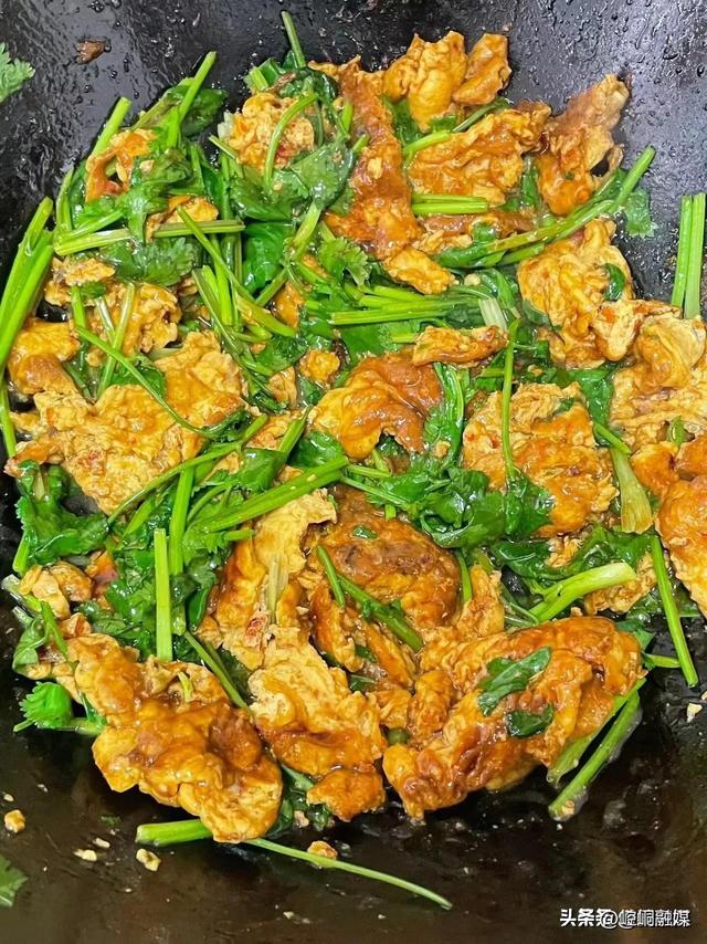 “补品一堆，不如香菜一把”，每天吃一点，作用非常大，别不懂