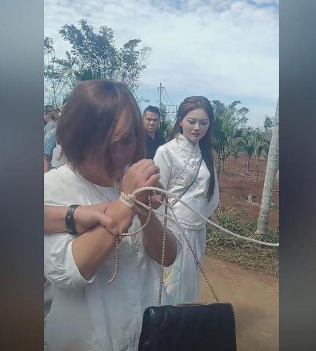胆大包天！女子冒充亲友混进喜宴，偷窃礼金被抓包，遭群殴后刑拘