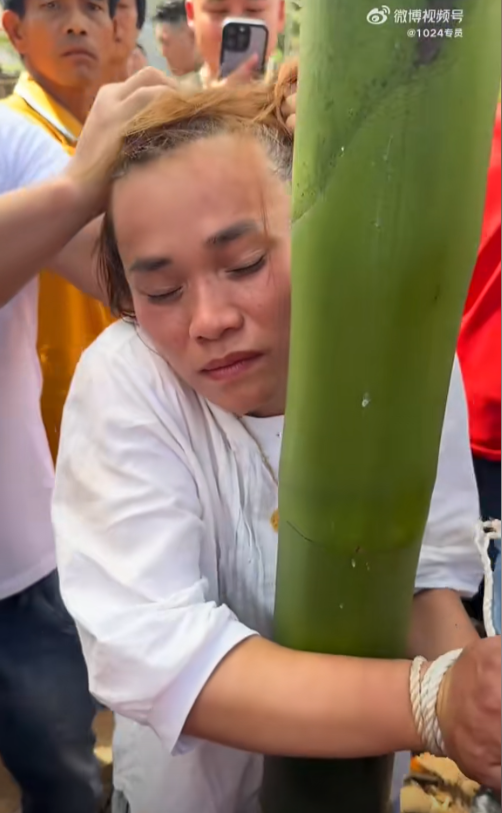 胆大包天！女子冒充亲友混进喜宴，偷窃礼金被抓包，遭群殴后刑拘