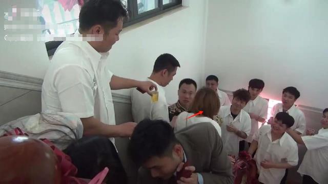 胆大包天！女子冒充亲友混进喜宴，偷窃礼金被抓包，遭群殴后刑拘