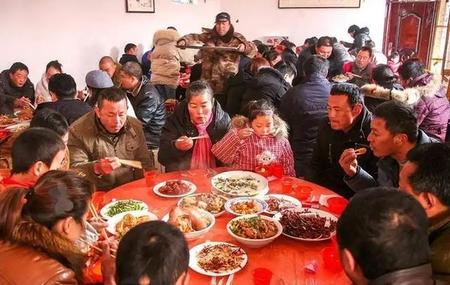 胆大包天！女子冒充亲友混进喜宴，偷窃礼金被抓包，遭群殴后刑拘