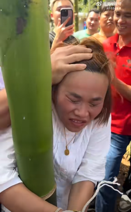 胆大包天！女子冒充亲友混进喜宴，偷窃礼金被抓包，遭群殴后刑拘