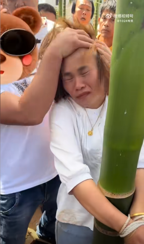 胆大包天！女子冒充亲友混进喜宴，偷窃礼金被抓包，遭群殴后刑拘