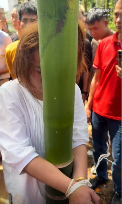 胆大包天！女子冒充亲友混进喜宴，偷窃礼金被抓包，遭群殴后刑拘
