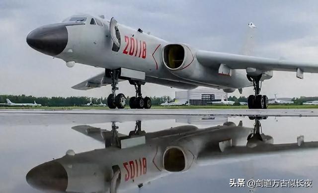 走了？中国5架军机“热情押送”卡尔文森号，法国航母现异常倾斜