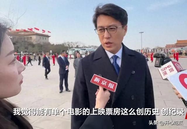演员靳东参加两会，干部身份不一般，穿黑大衣帅气儒雅，被围观了