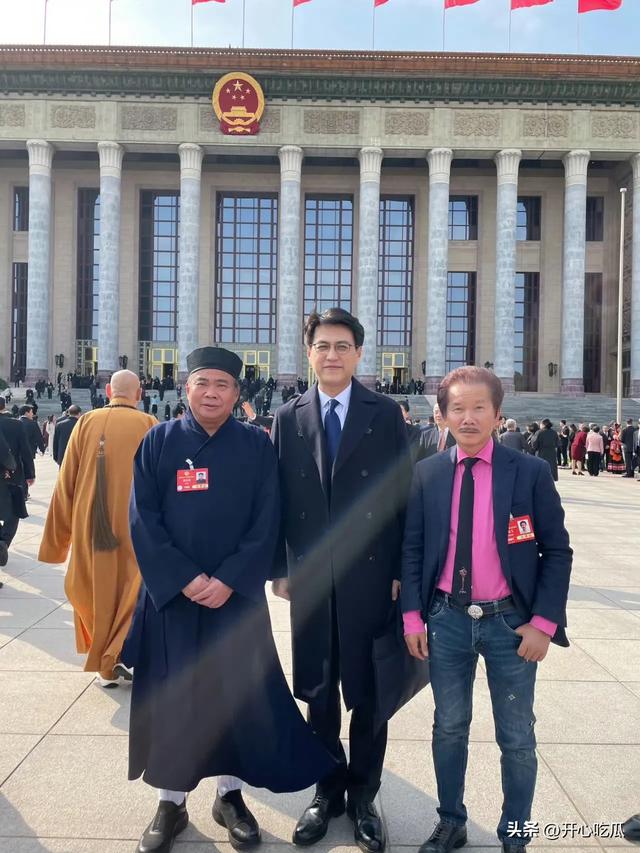 演员靳东参加两会，干部身份不一般，穿黑大衣帅气儒雅，被围观了