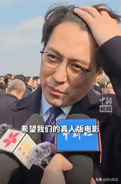 演员靳东参加两会，干部身份不一般，穿黑大衣帅气儒雅，被围观了