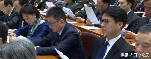 演员靳东参加两会，干部身份不一般，穿黑大衣帅气儒雅，被围观了