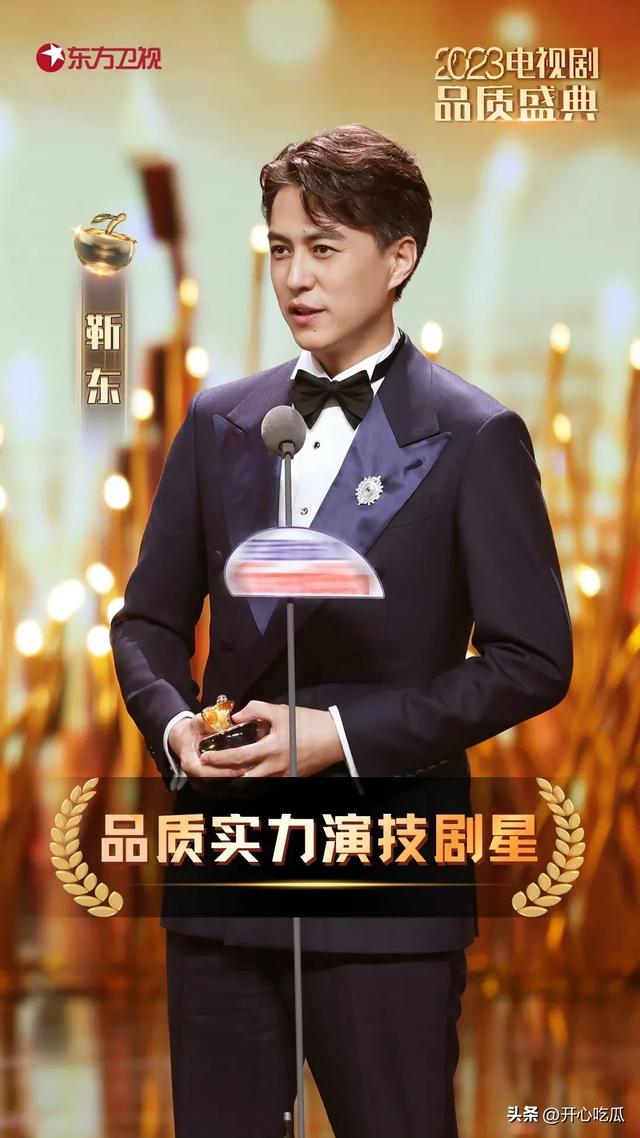 演员靳东参加两会，干部身份不一般，穿黑大衣帅气儒雅，被围观了