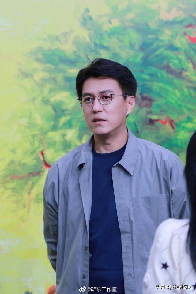 演员靳东参加两会，干部身份不一般，穿黑大衣帅气儒雅，被围观了