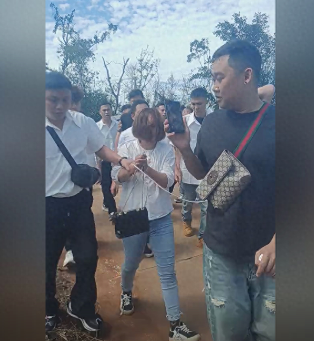 脸都不要了！女子在婚礼上偷彩礼钱，被亲戚抓包后，当众绑在树上