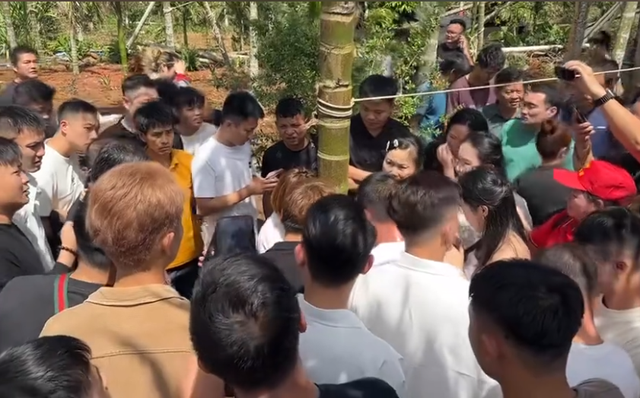 脸都不要了！女子在婚礼上偷彩礼钱，被亲戚抓包后，当众绑在树上