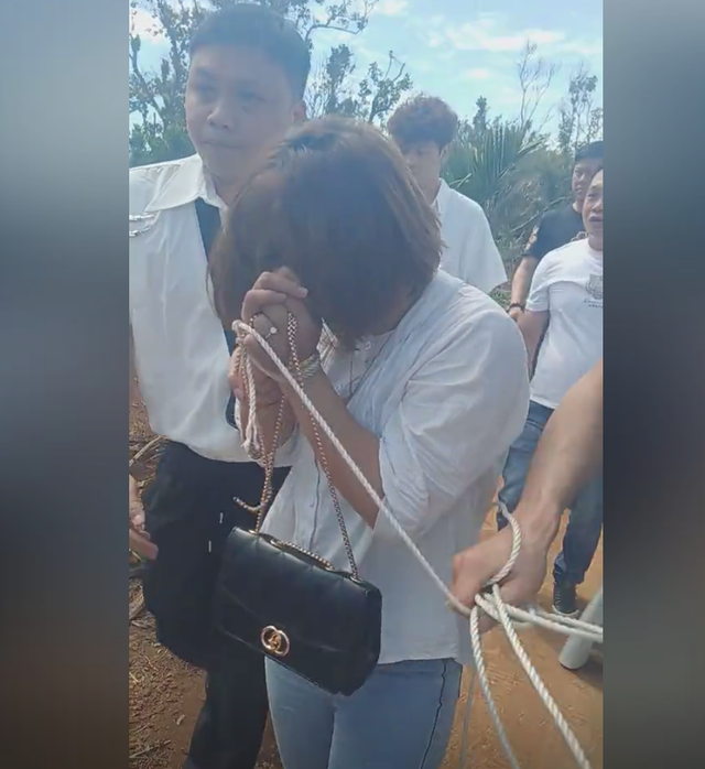 脸都不要了！女子在婚礼上偷彩礼钱，被亲戚抓包后，当众绑在树上