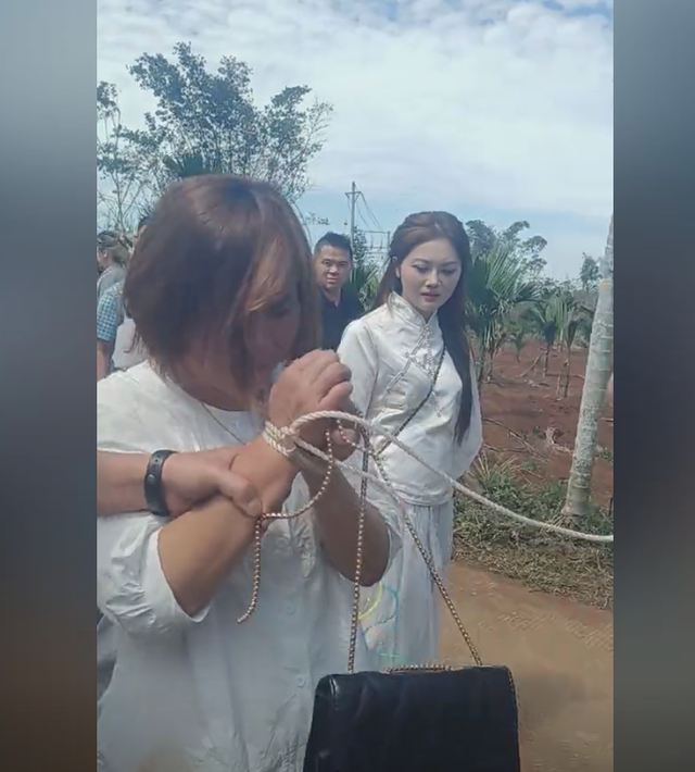 脸都不要了！女子在婚礼上偷彩礼钱，被亲戚抓包后，当众绑在树上