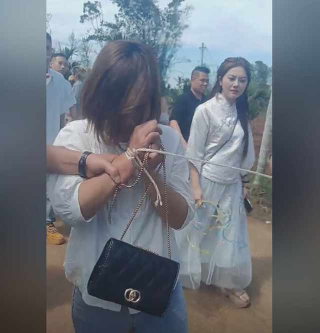 脸都不要了！女子在婚礼上偷彩礼钱，被亲戚抓包后，当众绑在树上