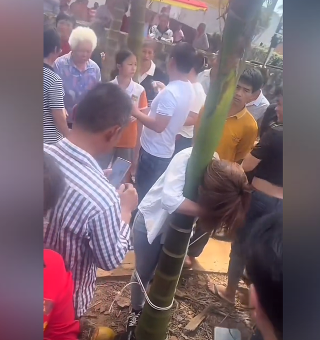脸都不要了！女子在婚礼上偷彩礼钱，被亲戚抓包后，当众绑在树上