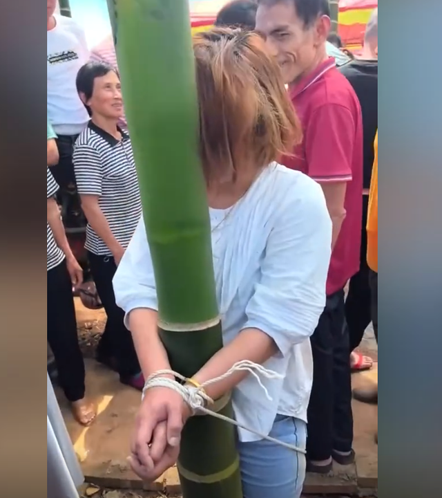 脸都不要了！女子在婚礼上偷彩礼钱，被亲戚抓包后，当众绑在树上