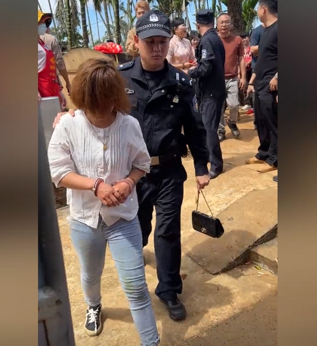 脸都不要了！女子在婚礼上偷彩礼钱，被亲戚抓包后，当众绑在树上