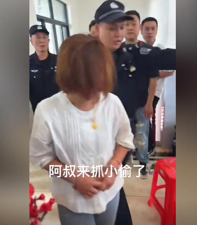 脸都不要了！女子在婚礼上偷彩礼钱，被亲戚抓包后，当众绑在树上