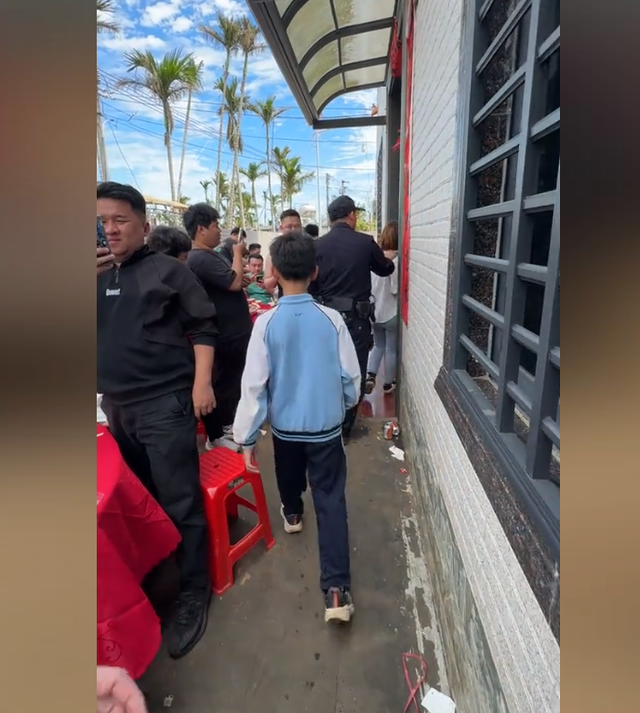 脸都不要了！女子在婚礼上偷彩礼钱，被亲戚抓包后，当众绑在树上