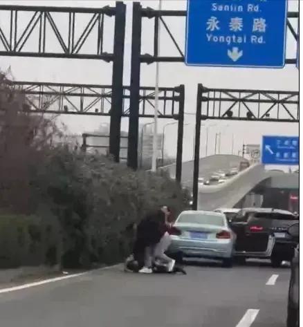 上海路虎男别停宝马打人，警方介入：打人者被刑拘，三人关系暧昧