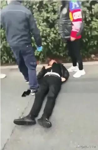 上海路虎男别停宝马打人，警方介入：打人者被刑拘，三人关系暧昧