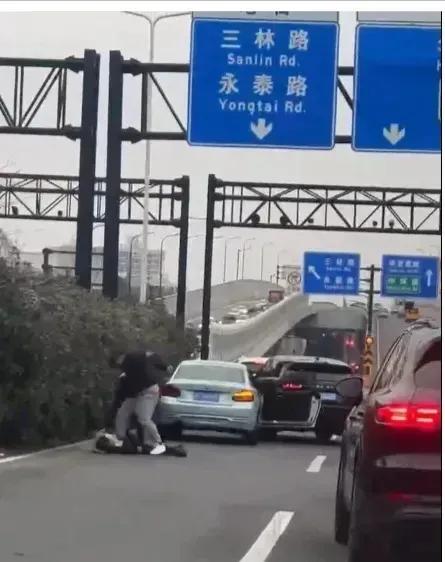 上海路虎男别停宝马打人，警方介入：打人者被刑拘，三人关系暧昧