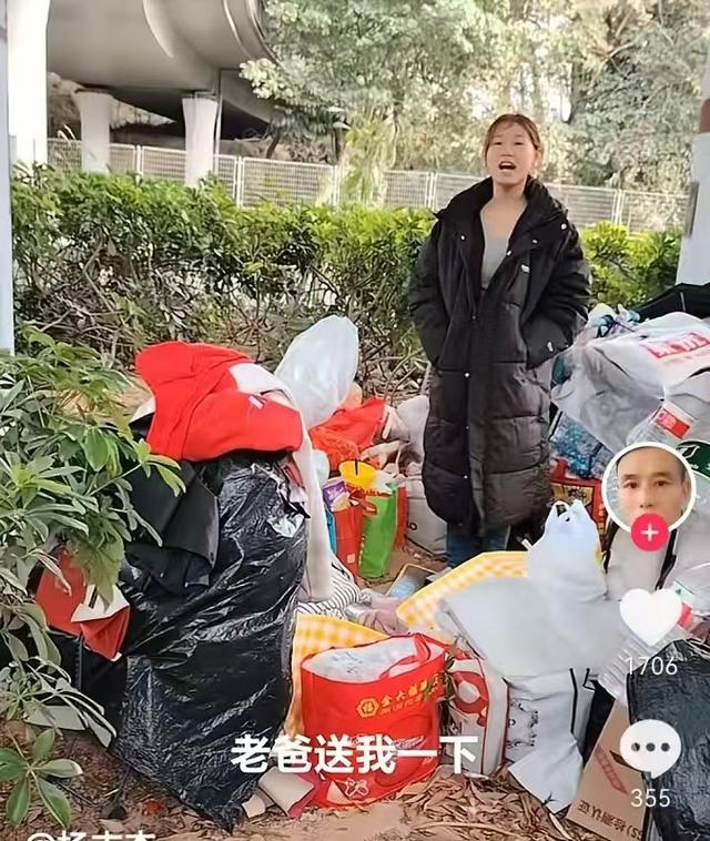 广东18岁女孩流浪街头 天生丽质，一男子隔三差五找她:已带回家
