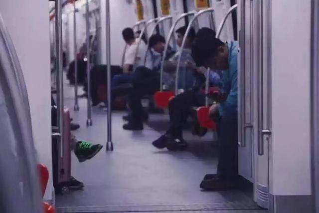 毁三观！老鼠人文化荼毒00后，追求自残式生存，许多家长一无所知