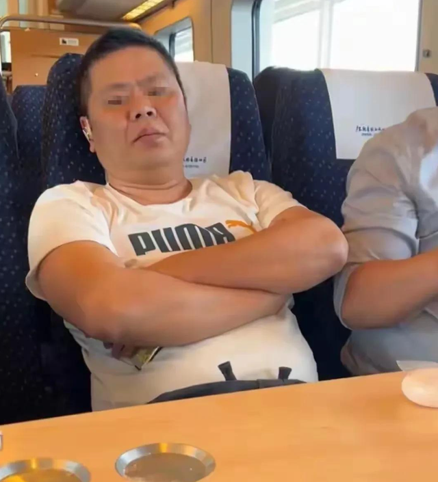 大快人心！45岁高铁打人男付出代价，不仅拘留，还被客户终止合作