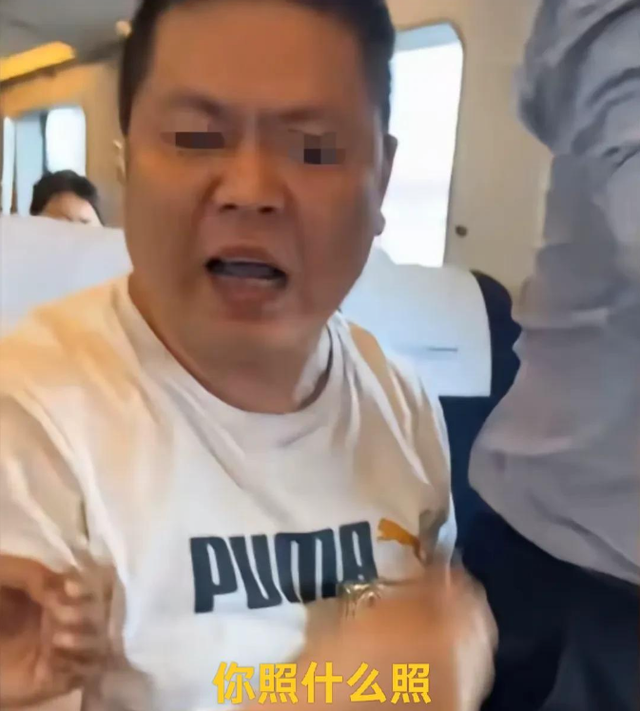 大快人心！45岁高铁打人男付出代价，不仅拘留，还被客户终止合作