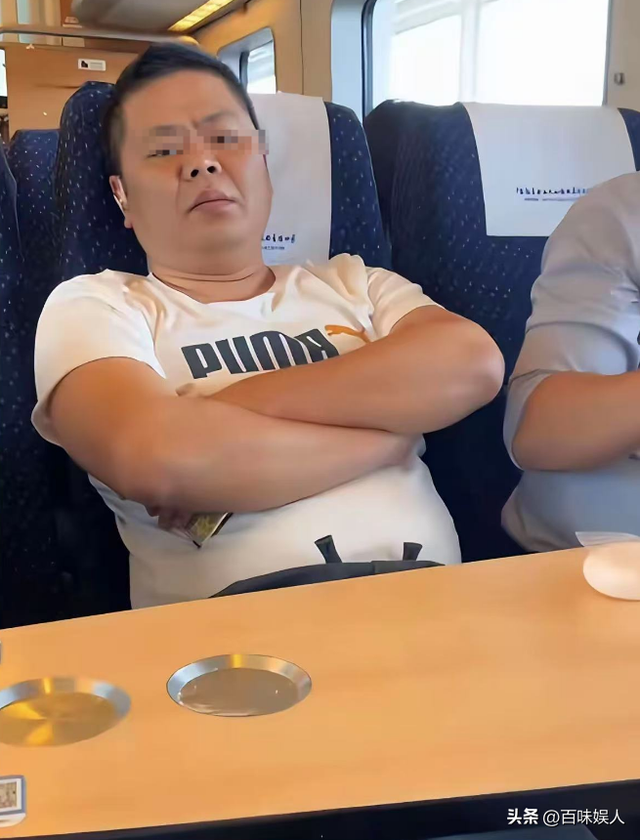 悔不当初！高铁脱鞋放脚男子被拘留，工作恐受影响，网友建议严惩