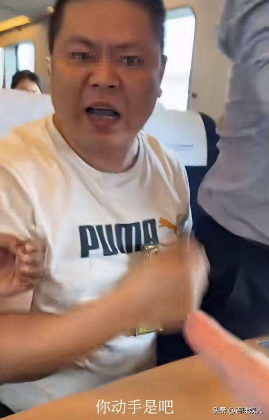 悔不当初！高铁脱鞋放脚男子被拘留，工作恐受影响，网友建议严惩