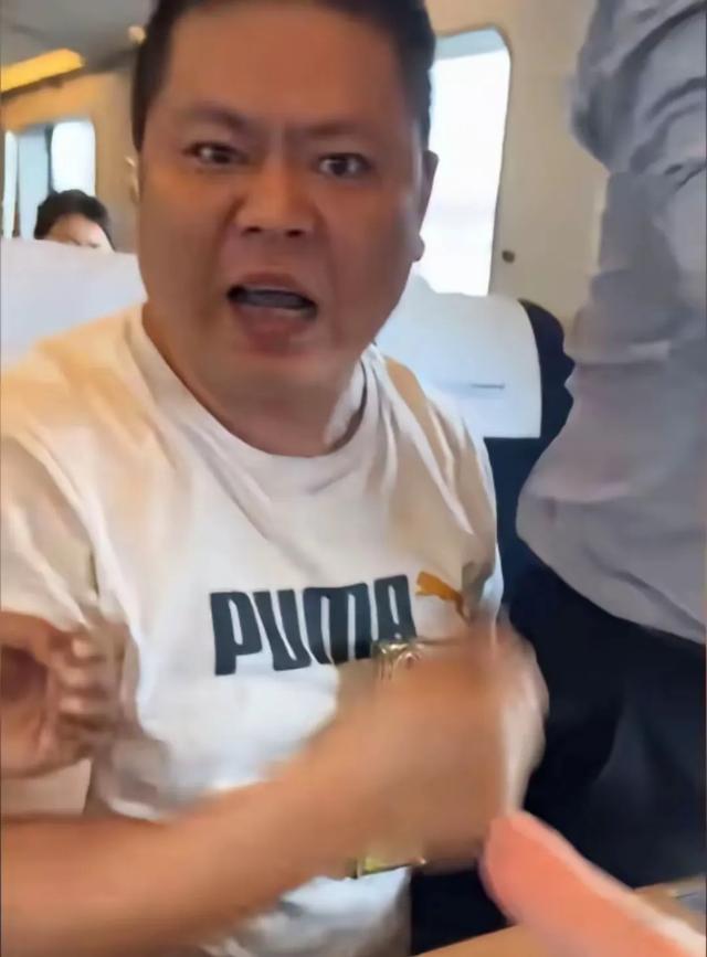 大快人心！45岁高铁打人男付出代价：喜提五天盒饭，客户终止合作