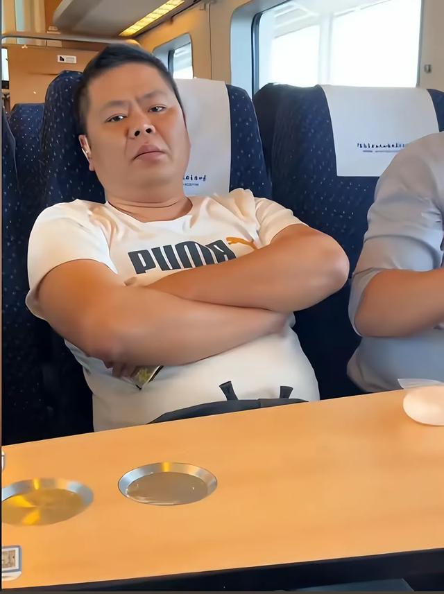大快人心！45岁高铁打人男付出代价：喜提五天盒饭，客户终止合作