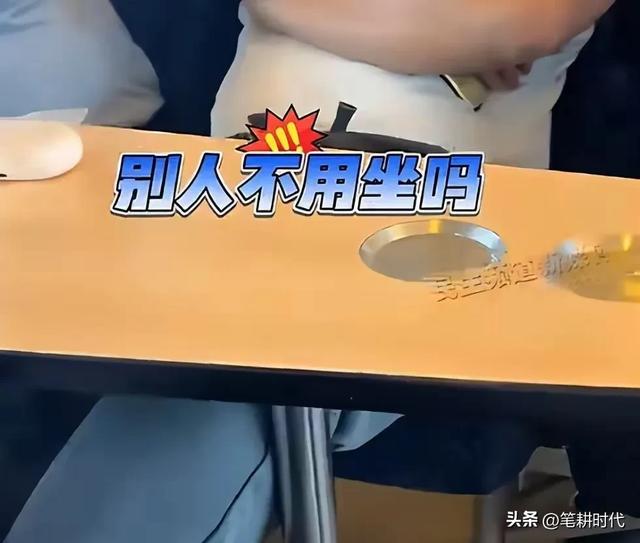 45岁高铁光脚霸座男报应来了！不止拘留 还被客户解约，恐饭碗不保