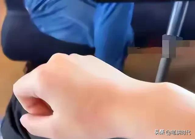 45岁高铁光脚霸座男报应来了！不止拘留 还被客户解约，恐饭碗不保