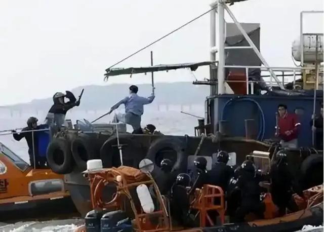 东海爆发激烈对峙，中韩海警正面交锋，这笔迟到25年的账该算了