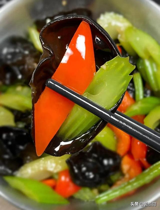 “推粪大将”被发现，不是香蕉，而是这3样，常吃养肝排毒又通便