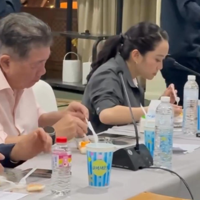 佩通坦临危不乱，拿俩手机布置救援手机链意外圈粉，吃得却是盒饭