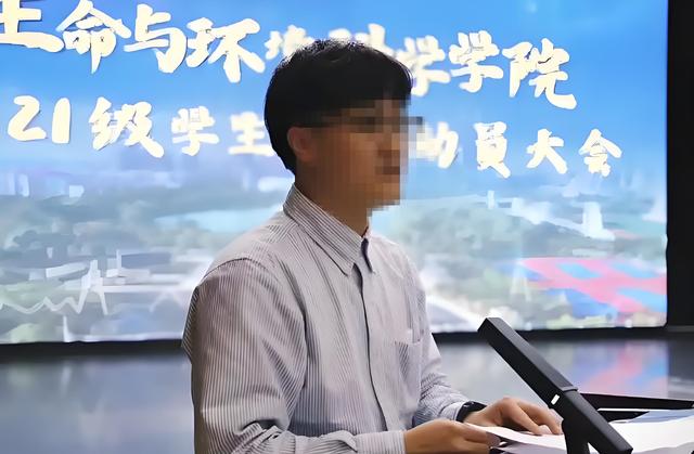湖南教授出轨女学生，网友扒出背后肮脏交易，比你想的还要黑暗！