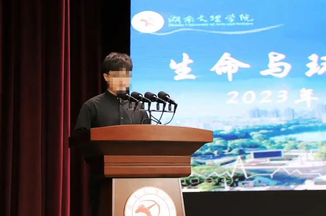 湖南教授出轨女学生，网友扒出背后肮脏交易，比你想的还要黑暗！
