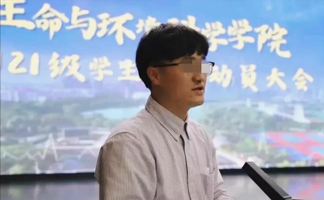 炸裂！湖南高校教授出轨事件：原配怒晒19次开房记录，照片曝光