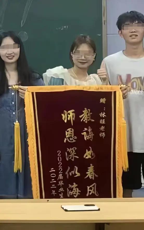 文理学院副教授出轨学生，女子照片被扒，网友：难怪教授把持不住